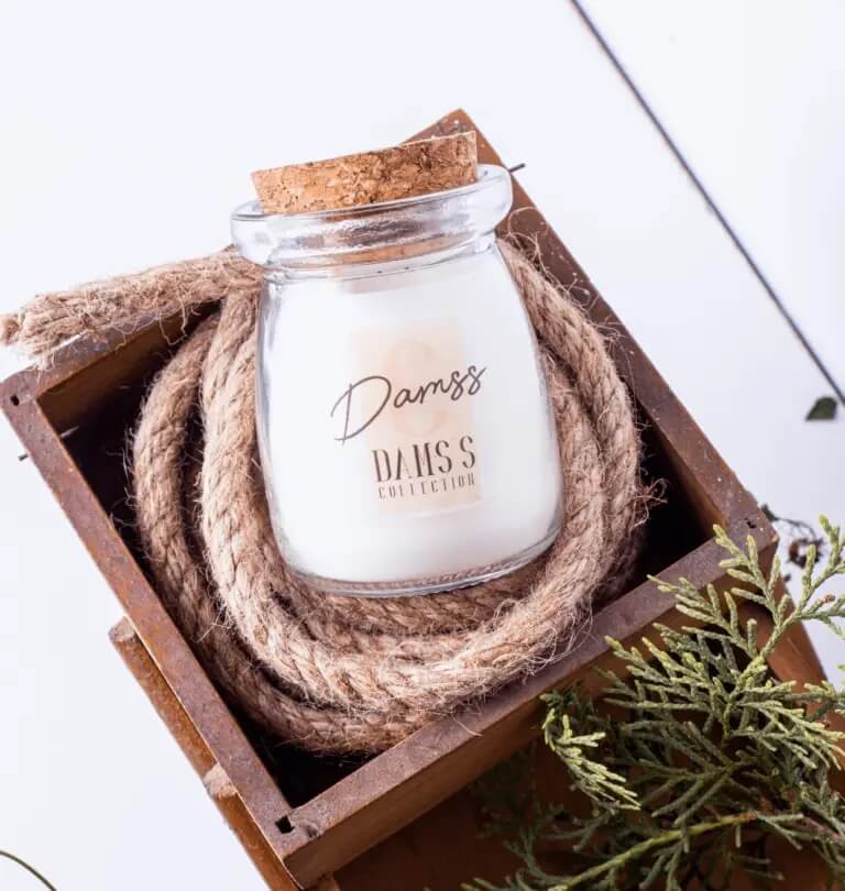 Bougie artisanale personnalisée Babuzi, emballée avec soin dans une caisse en bois